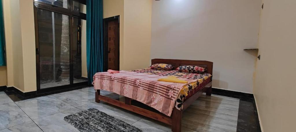 1 dormitorio con 1 cama en una habitación en Ghar Of Arambol, en Old Goa