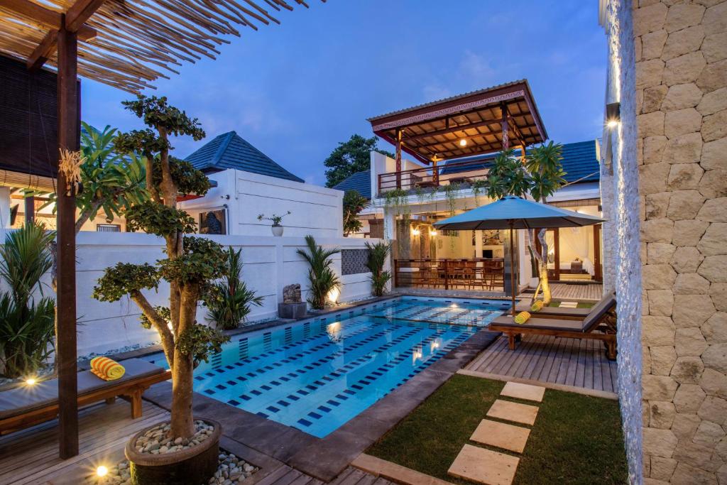 uma imagem de uma piscina numa villa em Karang Island Villa em Nusa Lembongan