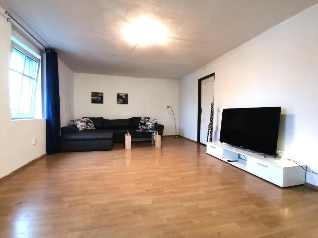 TV a/nebo společenská místnost v ubytování Elements Apartments & Katerina