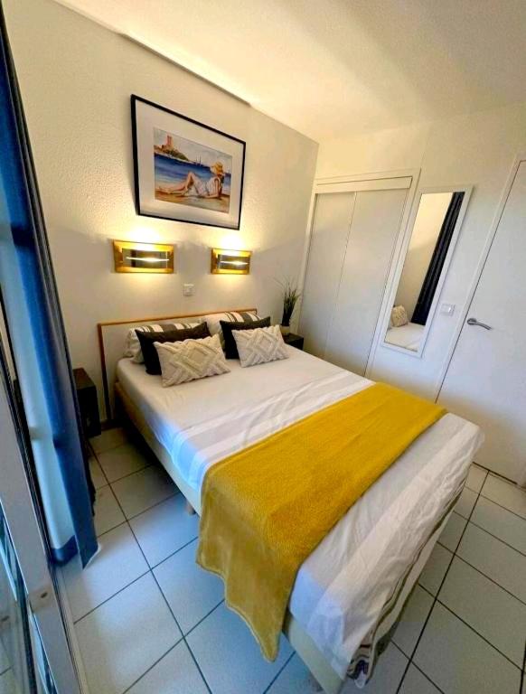 Postel nebo postele na pokoji v ubytování Dans un cadre d'exception, Vue mer panoramique à Agay Côte d'Azur, Village Vacances Cap Estérel, T2 avec jardin, golf, climatisation, Wifi, 5 piscines