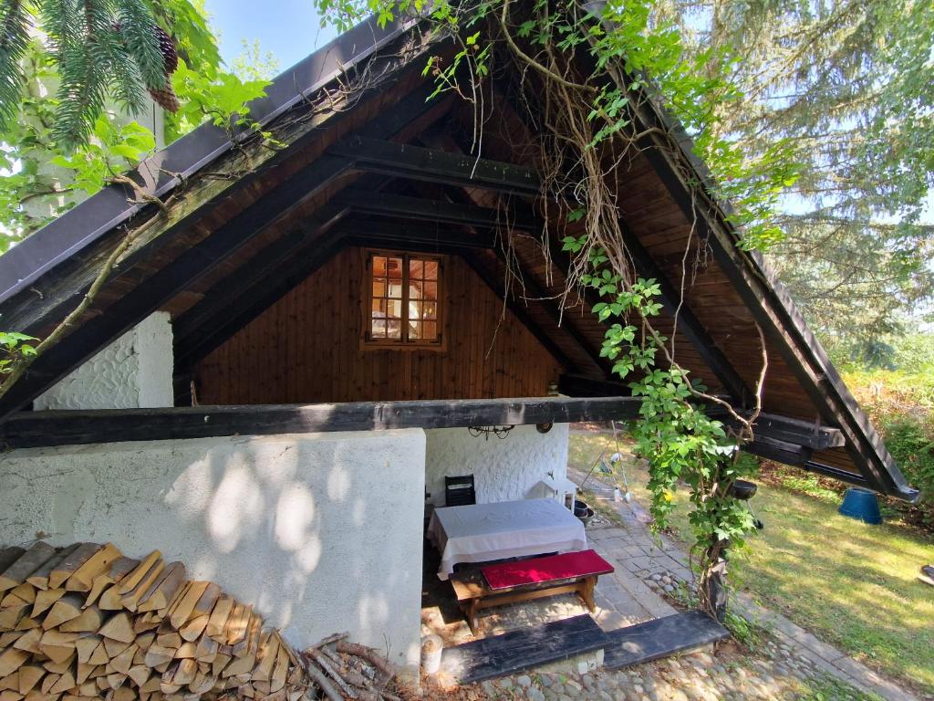 uma casa com telhado de palha e janela em Uriges Bauernhaus in den Bergen 