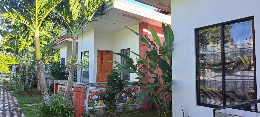 Jean apartments في بنغلاو: منزل أمامه أشجار نخيل