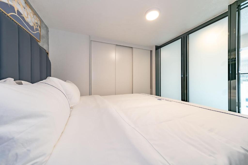 Postel nebo postele na pokoji v ubytování BORUISI Plaza Residence Apartment - Shenzhen Futian Convention & Exhibition Center