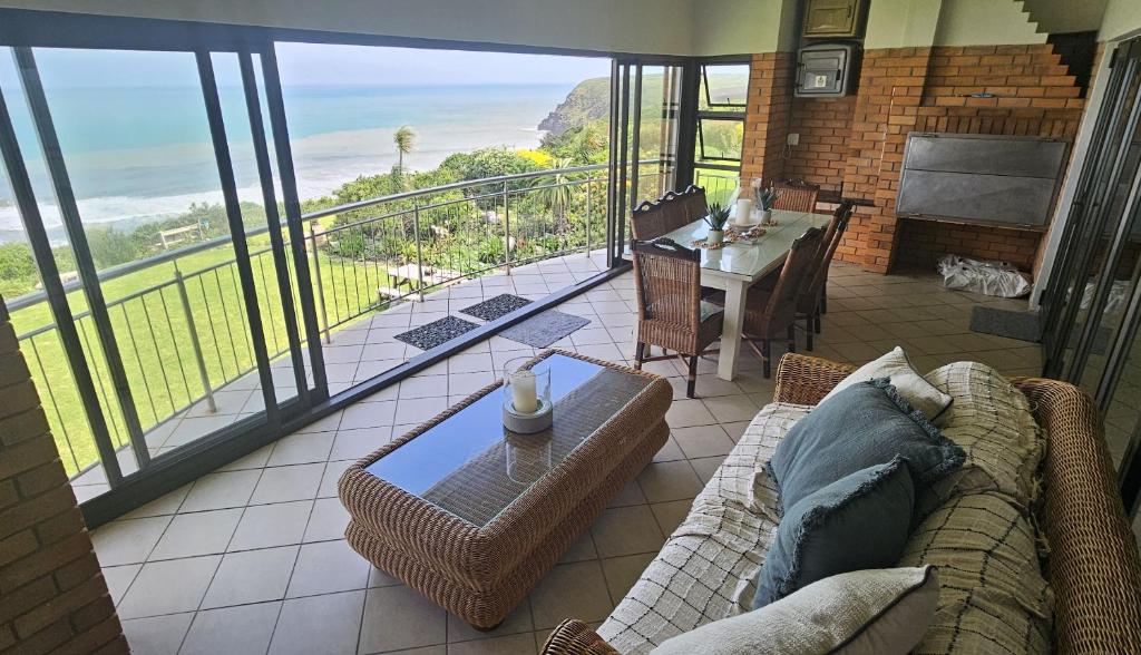 a living room with a couch and a table at Ankervas in Morganʼs Bay