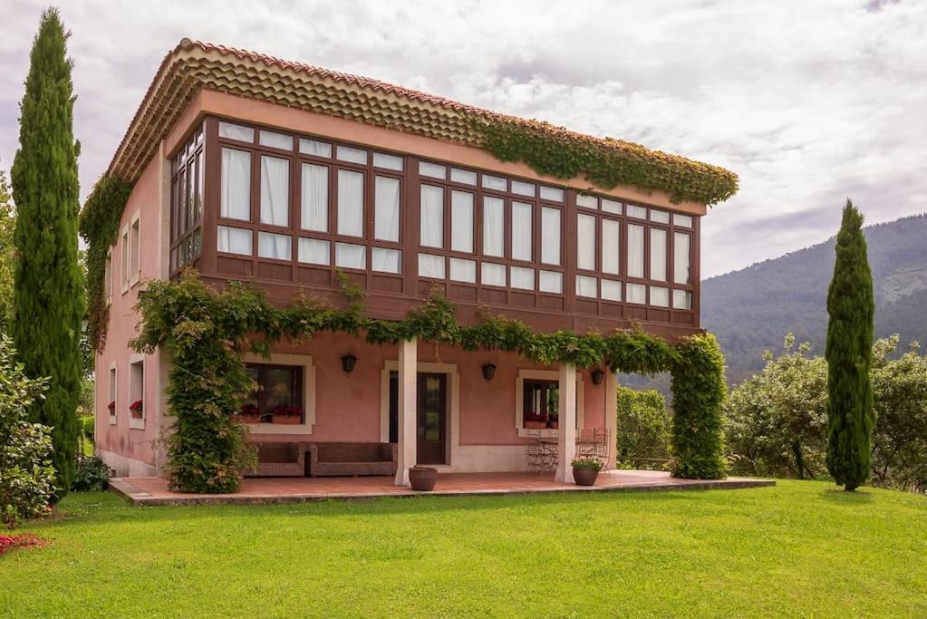 庫迪列羅的住宿－La Casina，常春藤生长在房子的一侧