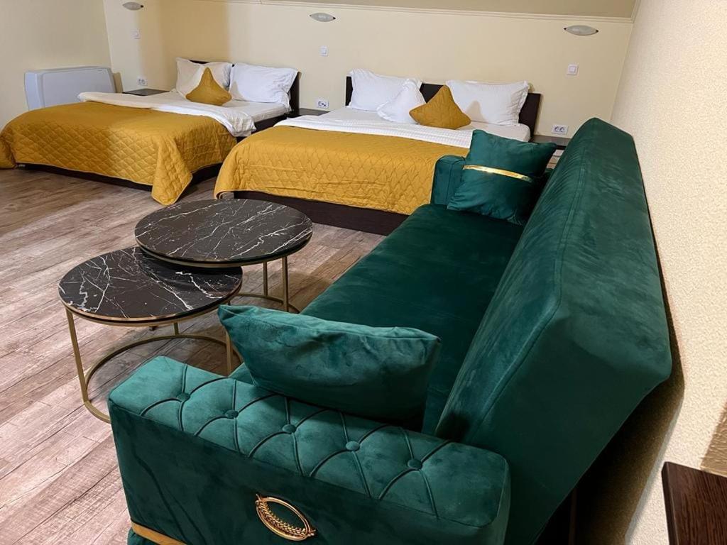 - un salon avec deux lits et un canapé avec une chaise dans l'établissement Casa Maria Magdalena, à Lipova