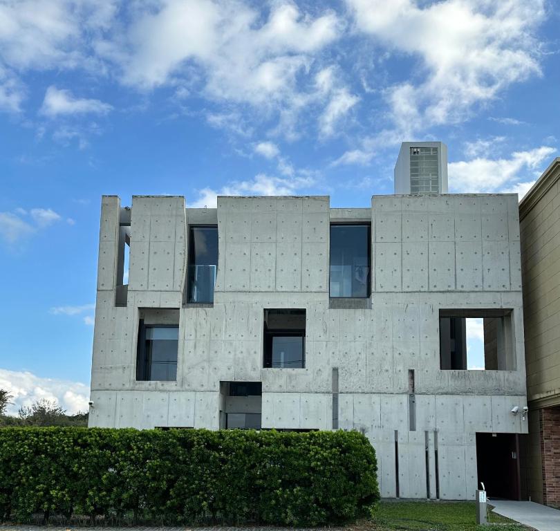 un edificio de ladrillo blanco con ventanas laterales en FaHaus en Checheng