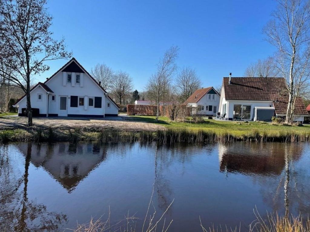 Sint NicolaasgaにあるSpacious home with a garden near the Langweerder Wielenの水の家