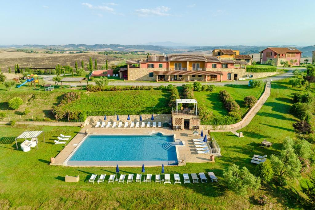 una vista aérea de una finca con piscina en Agriturismo Pompilia, en Villamagna