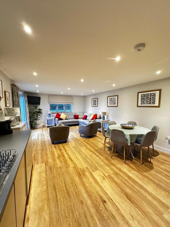 een keuken en een woonkamer met een tafel en stoelen bij Briary Cottages at Iletts Farm in Brackley