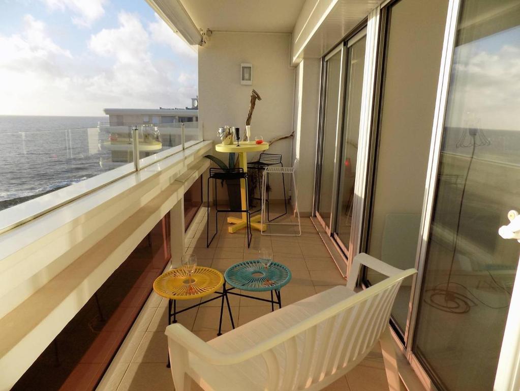 un balcon avec vue sur l'océan dans l'établissement Royan - PLEINE VUE MER pour cet APPARTEMENT classé 2 étoiles - LES TAMARIS, à Royan