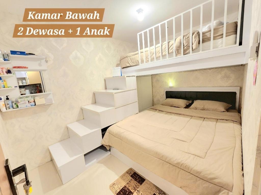 een slaapkamer met een stapelbed en witte planken bij BnB House Villa Jogja in Yogyakarta