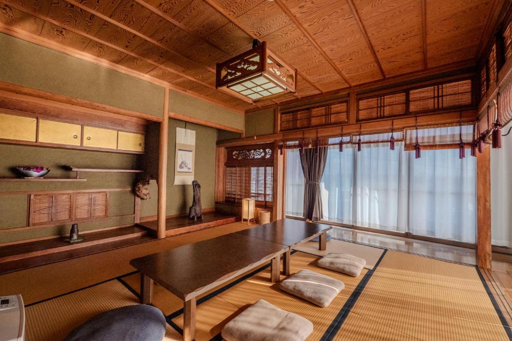 d'une salle à manger avec une table et une fenêtre. dans l'établissement Tamashima Tea Room – MAX 8ppl, PA / BBQ available, 