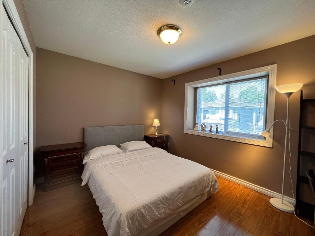 a bedroom with a large bed and a window at Comfortable Utopia B&B in Richmond