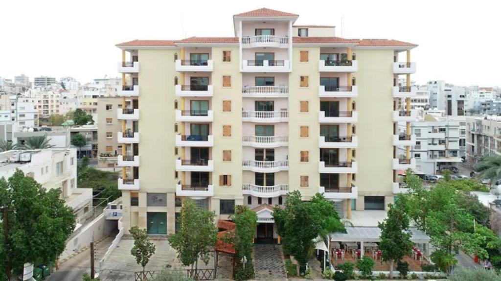 un edificio de apartamentos en medio de una ciudad en Klimentos Flat 64, en Nicosia