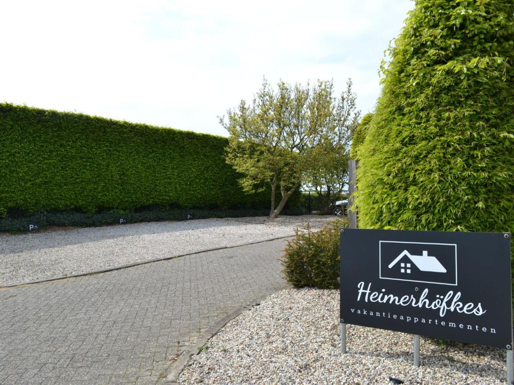 una señal frente a una entrada con una casa en Attractive Farmhouse in South Limburg with Terrace, en Klimmen