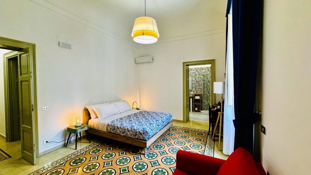 - une chambre avec un lit et un canapé dans l'établissement Civico 43, à Messina