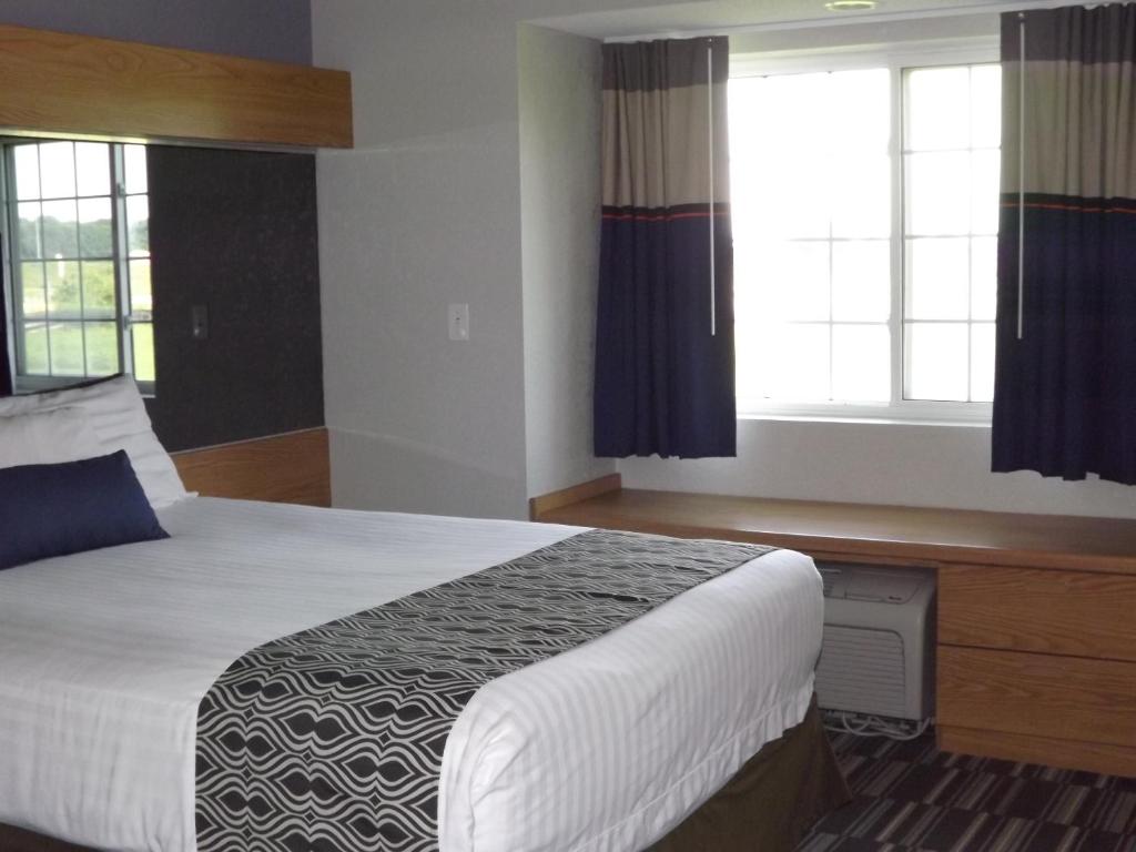 MICROTEL Inn and Suites - Ames - Queen Room - No Fumar