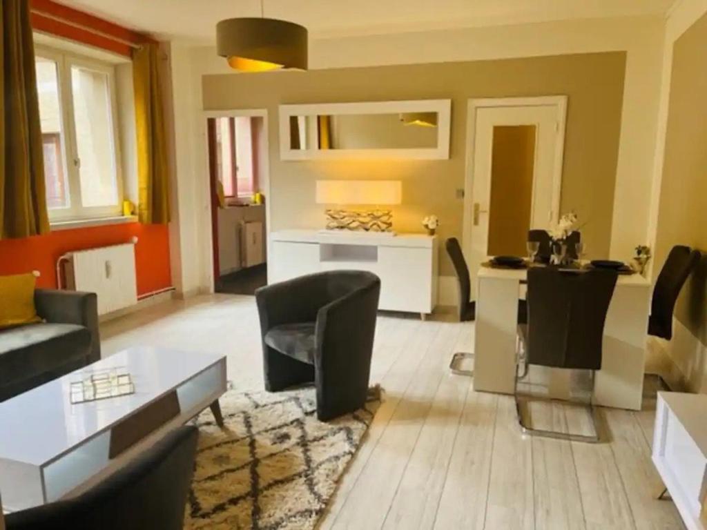 een woonkamer met een bank en een tafel bij Bienvenue l'Opale Boulogne in Boulogne-sur-Mer