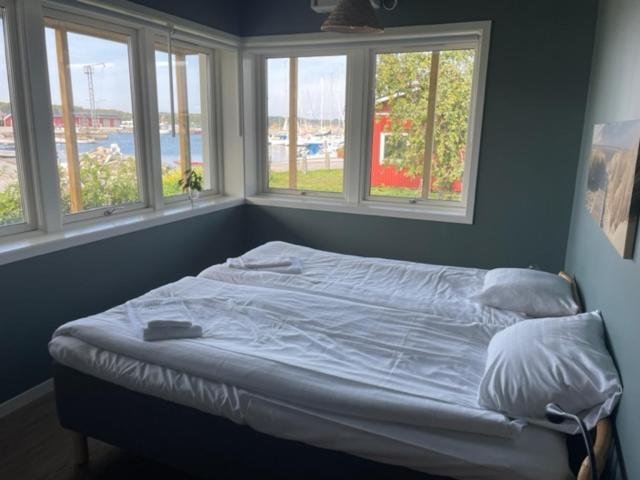 un letto in una camera con tre finestre di Villa Sharevik 