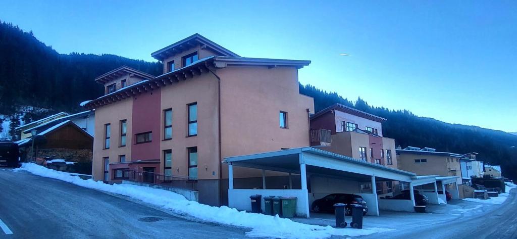 ein großes Gebäude am Straßenrand in der Unterkunft Dachsteinblick by Alpendyll Apartments in Haus im Ennstal