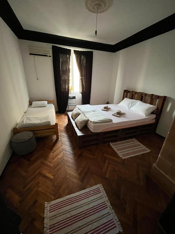 Letto o letti in una camera di Downtown Belgrade Hostel and Apartments