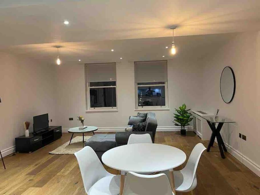 - un salon avec une table et un canapé dans l'établissement Beautiful 3bed3bath Kensington, à Londres