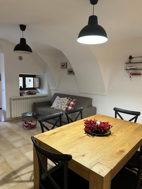uma sala de estar com uma mesa de madeira e um sofá em Casa Rocca di Cambio em Rocca di Cambio
