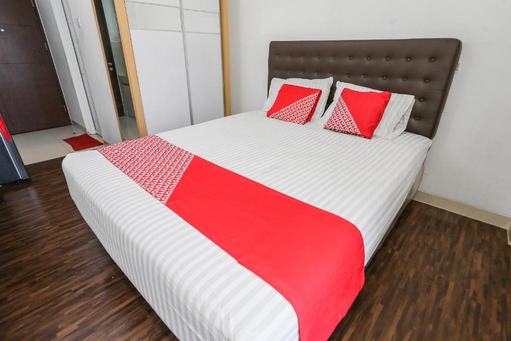 Кровать или кровати в номере OYO 93447 City Rooms Apartment