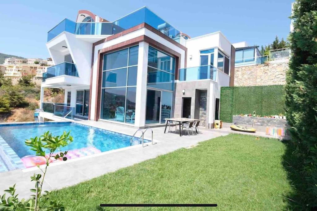 duży dom z basenem i dziedzińcem w obiekcie Villa, Alanya, Antalya w mieście Alanya