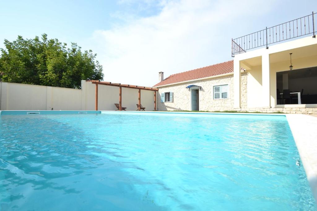 einen Pool im Hinterhof eines Hauses in der Unterkunft Villa Pistan in Murvica