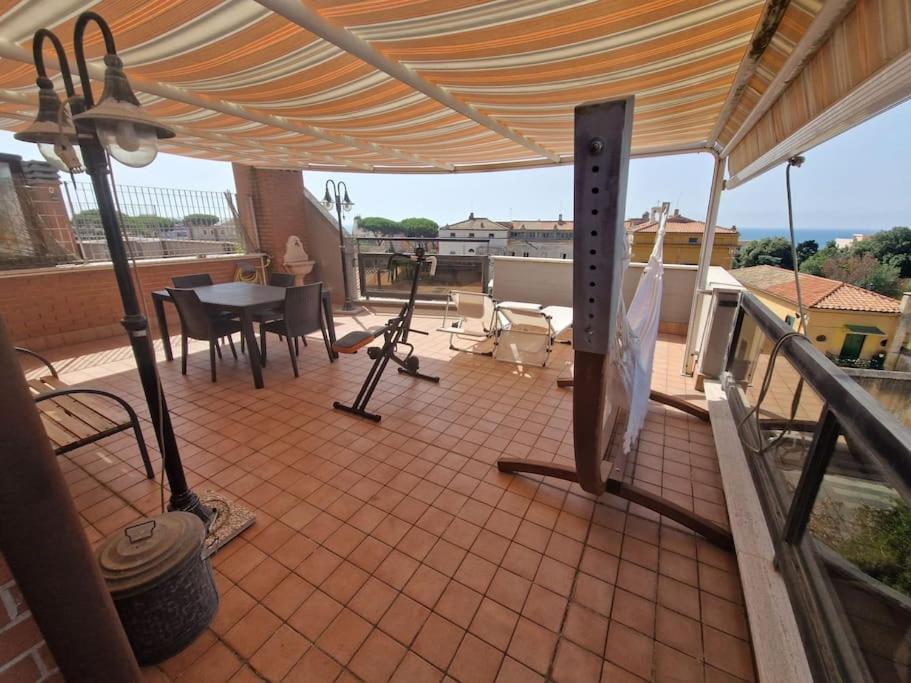 Balkón nebo terasa v ubytování Terrazza a Nettuno e Chiesa Giubilare Santa Maria Goretti