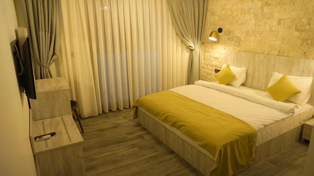 Säng eller sängar i ett rum på Talles Comfort Boutique Hotel - Alaçatı - Adult Only