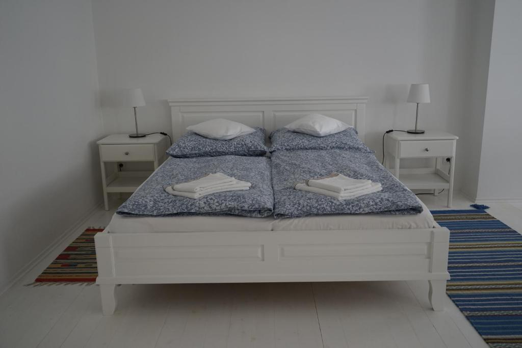 A bed or beds in a room at Vértessy ház