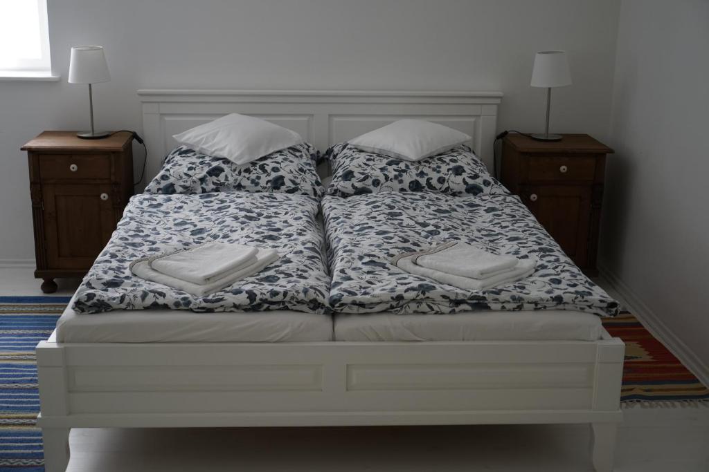 A bed or beds in a room at Vértessy ház