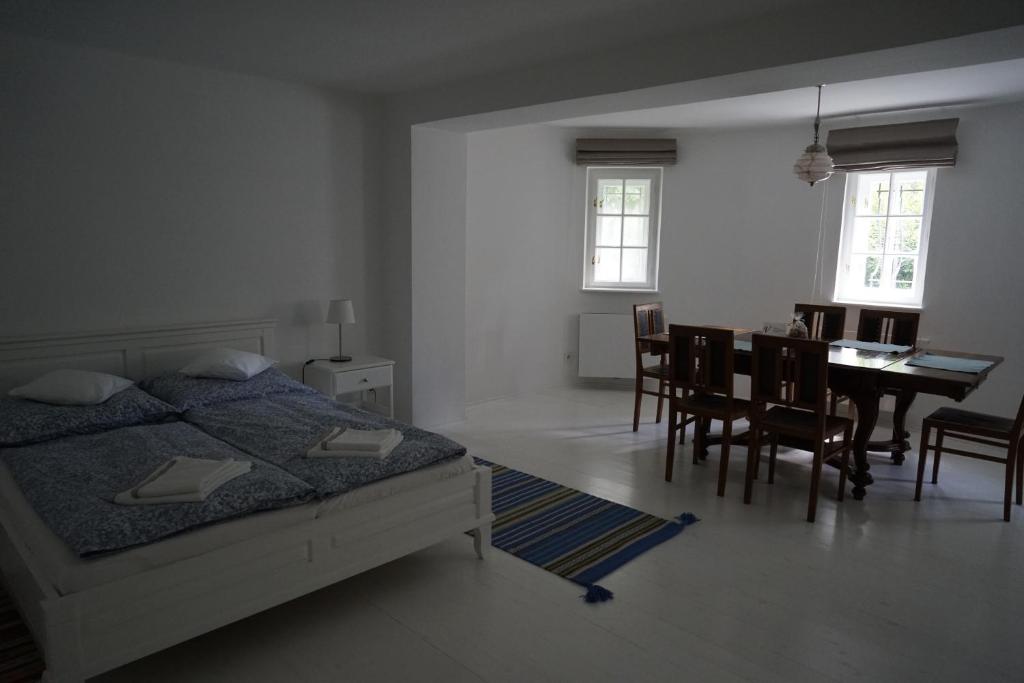 A bed or beds in a room at Vértessy ház