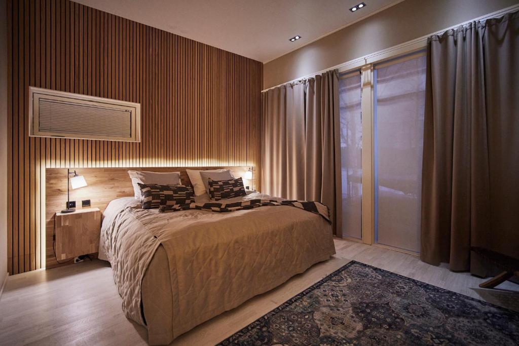 een slaapkamer met een groot bed en een raam bij Luxvilla in Rovaniemi