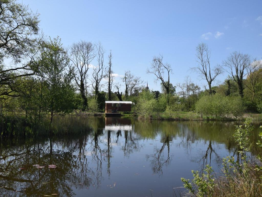 a small building sitting on the side of a lake at 1 Bed in Thetford 57900 in East Harling