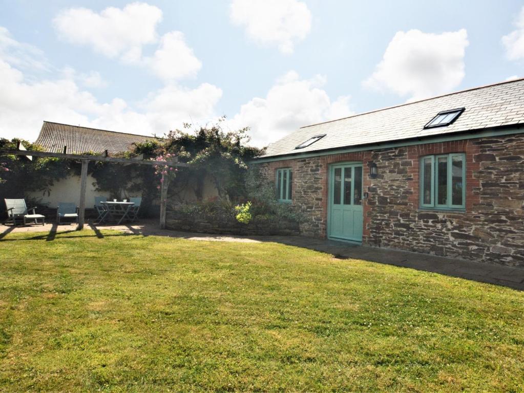 a stone house with a yard in front of it at 1 Bed in Padstow 75736 in Saint Ervan