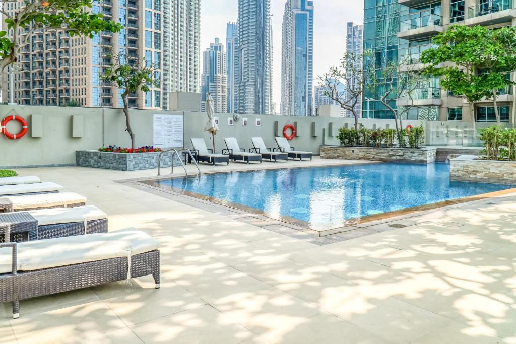 Spacious Loft Living Decent Studio in The Lofts, Dubai (updated prices 2024)