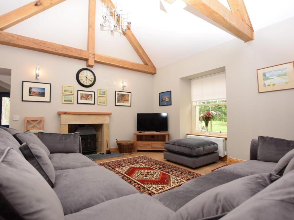 ein Wohnzimmer mit Sofas und einem TV in der Unterkunft 2 Bed in St Andrews 75868 in Ladybank
