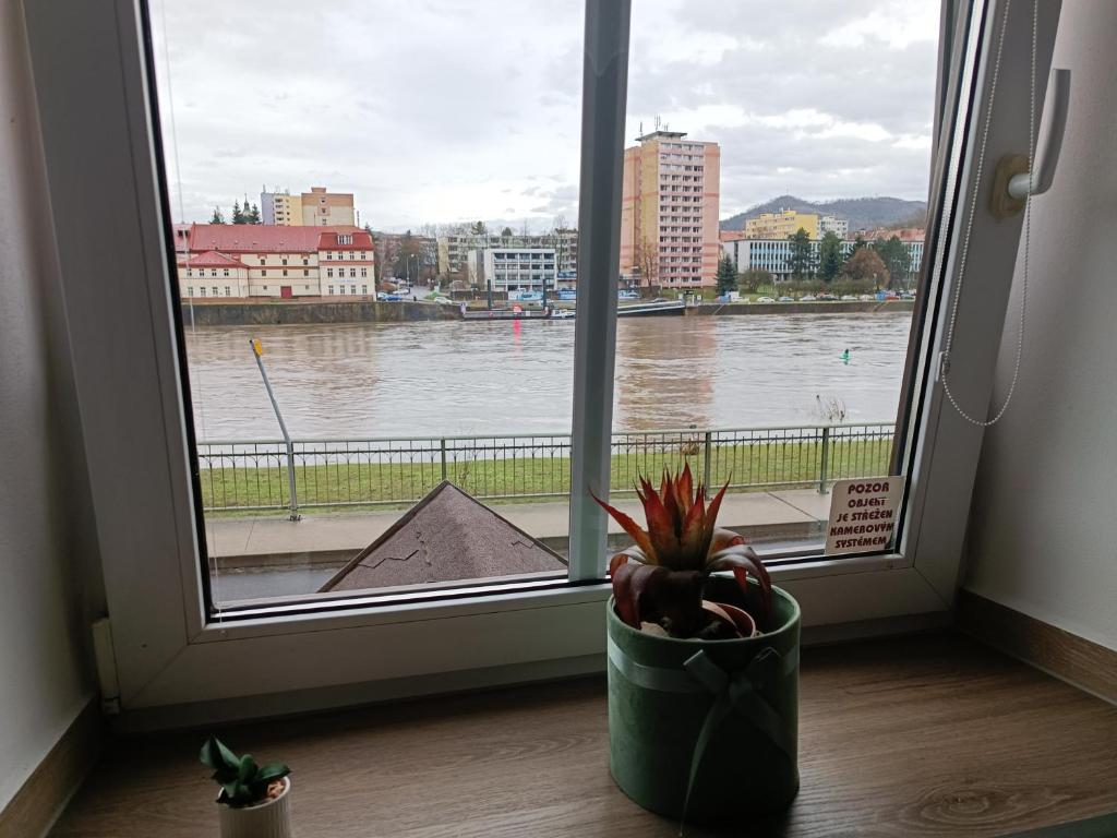 Výhled na řeku, která protéká v blízkosti apartmánu