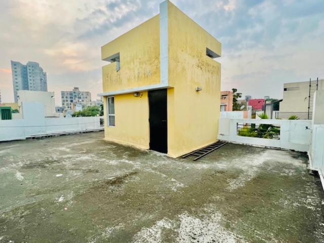 a building sitting on top of a roof at Ak22 stays Bardhaman Burdwan in Barddhamān