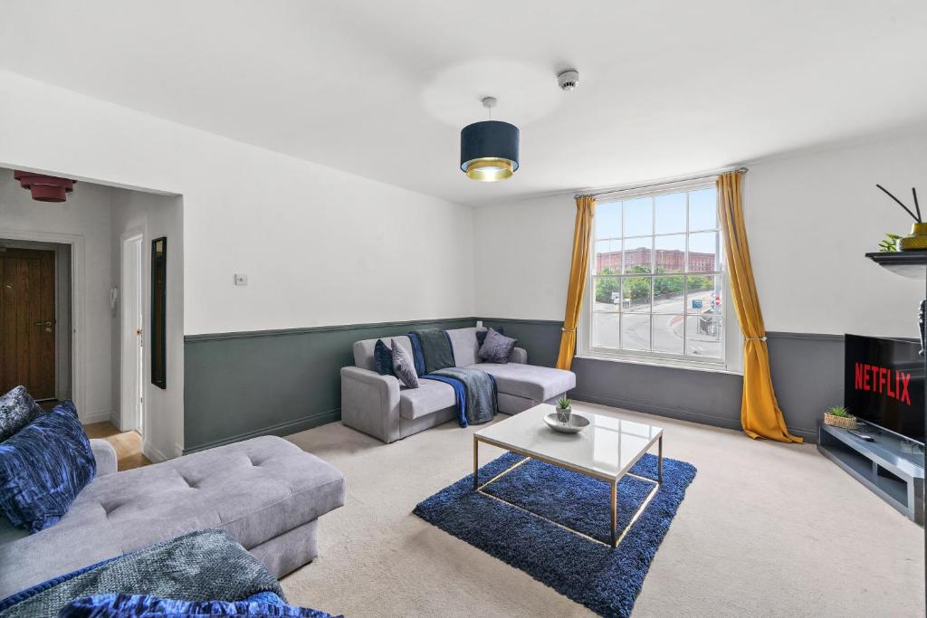 uma sala de estar com dois sofás e uma televisão em Harbourside Heaven in Bristol - Sleeps 8 em Bristol