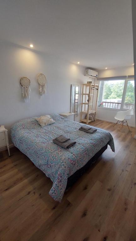 1 dormitorio con 1 cama con edredón azul en Guayaquil Hospedaje en Tandil