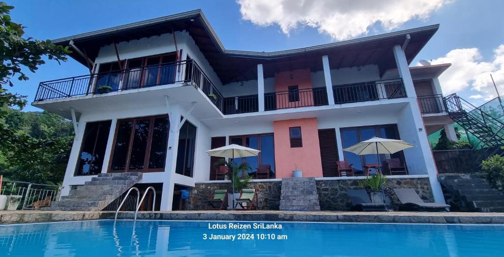 une maison avec une piscine en face de celle-ci dans l'établissement Lotus Villa Kandy, à Peradeniya