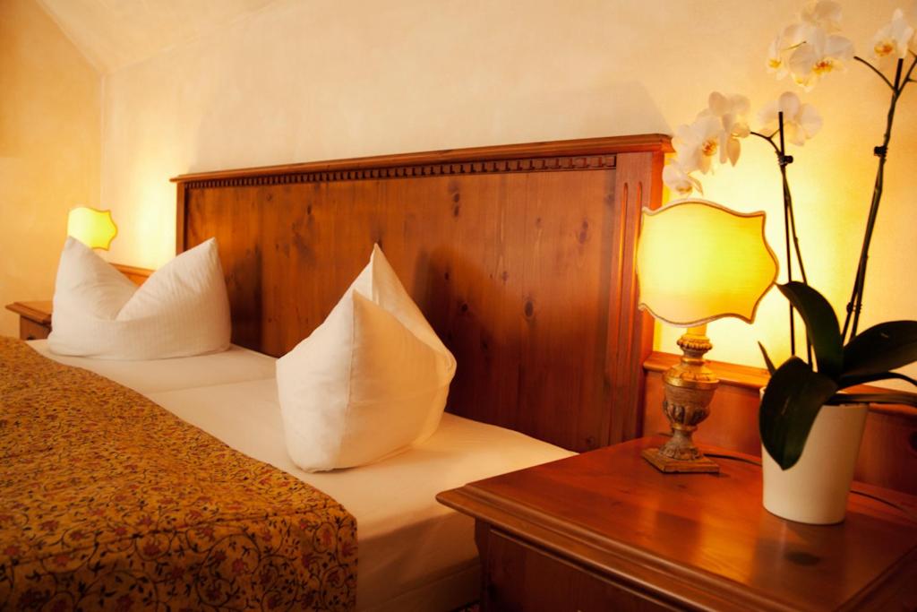 Postel nebo postele na pokoji v ubytování Landgasthof & Hotel Jagdhof