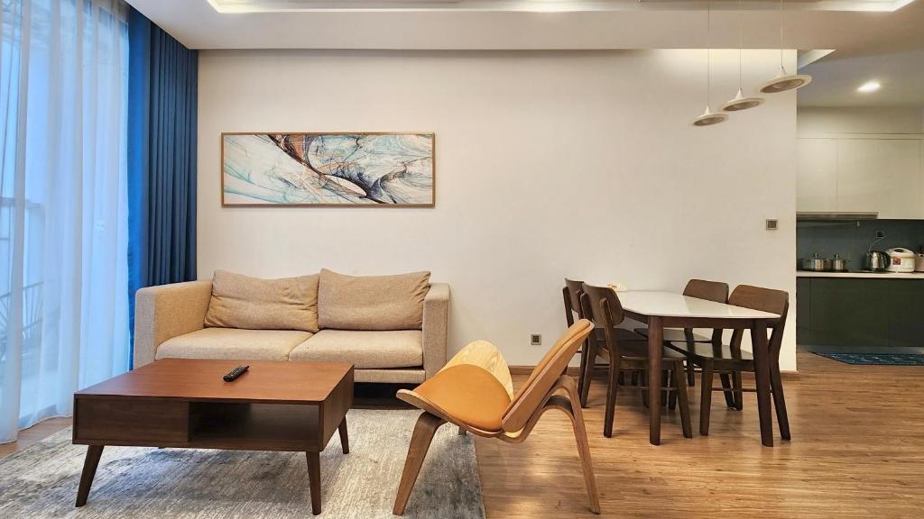 - un salon avec un canapé et une table dans l'établissement Vinhomes Metropolis Residence, à Hanoï