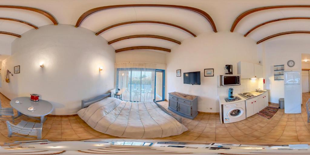 une grande chambre avec un grand lit au milieu dans l'établissement Studio 34 curistes/vacanciers, à Balaruc-les-Bains