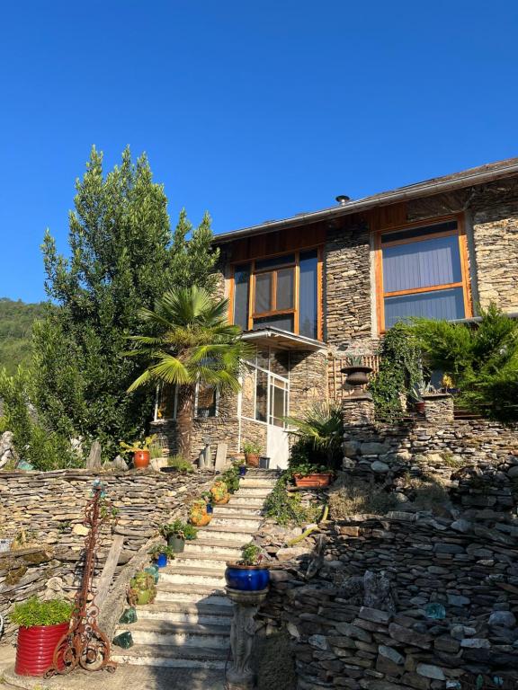 uma casa de pedra com uma escada de pedra em frente em Le Domaine des Anges 